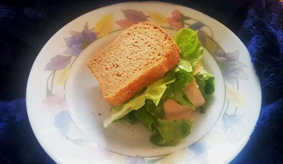 selfmade healthy breakfast sandwich
Urdinkelbread, Chicken breast, Eichblattsalat

 #Urdinkelbrot
 #Eichblattsalat / 検証葉レタス
 #Chicken|Najeskaさん