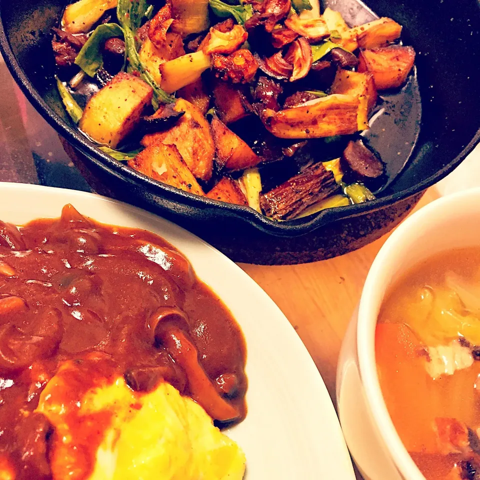 今日の晩御飯🍴
自家製砂肝の燻製のアヒージョ
自家製ベーコンのスープ
オムハヤシ
最近は時間をかけてゆっくりつくる料理にハマってる気がする😄
 #晩御飯  #アヒージョ #オムハヤシ #燻製  #自家製ベーコン  #男子ごはん  #男子料理  #男の料理|じんさんさん