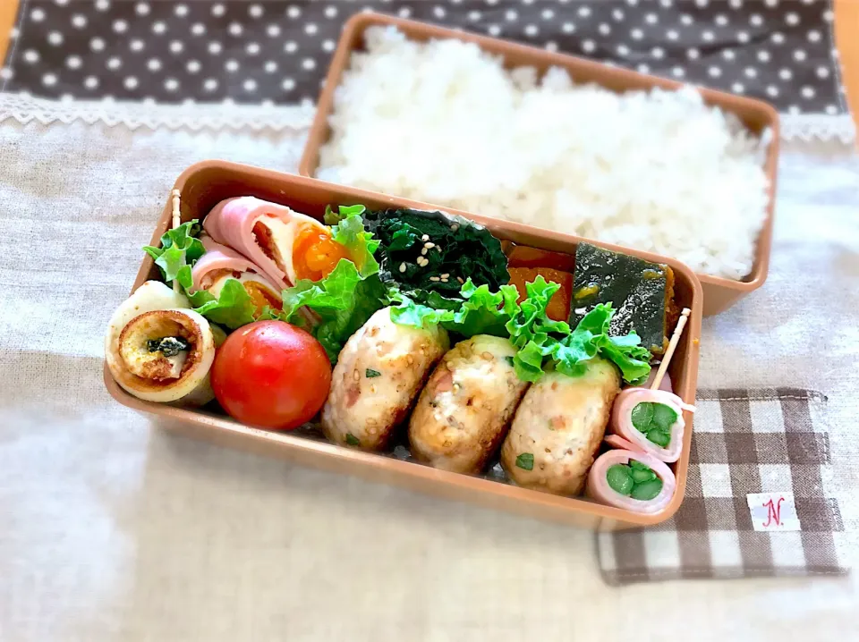 はんぺん＋鳥ひきバーグ🐓
ハムエッグ🥚
ちくわカレー味🌀
アスパラベーコン巻き🌀
ほうれん草のお浸し✨
かぼちゃの煮物🎃
🍅🍚|あやこさん