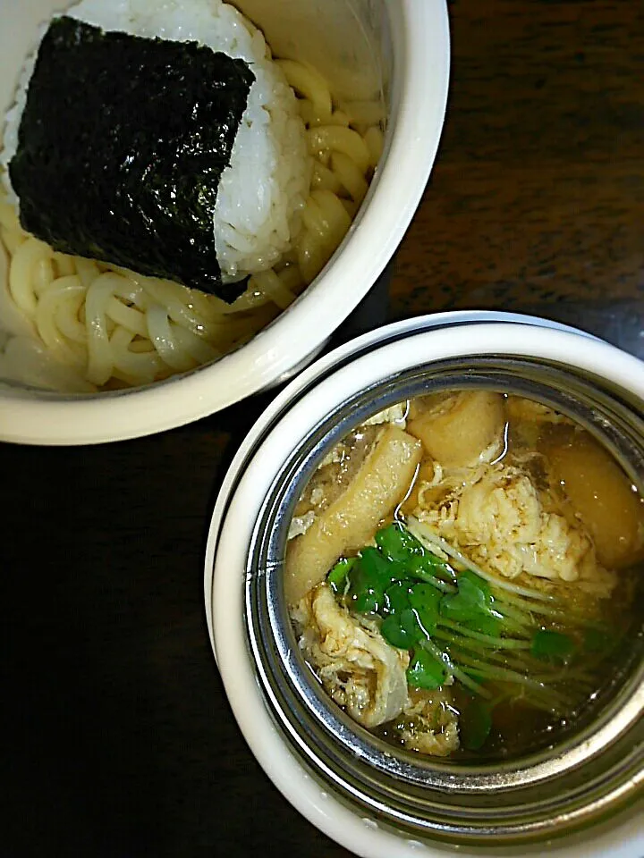 娘弁当🍱
  暖かうどん
胡麻油からめた麺と
卵汁😃
    おまけのおにぎり～|miimiさん