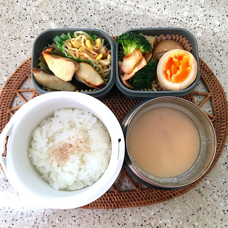 鰆昆布醤油漬け、豆もやしナムル、ブロッコリーとベーコン炒め、味玉、鮭の粕汁|しーさん