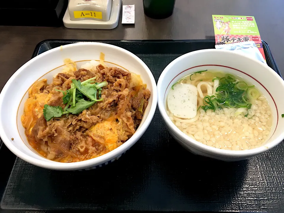 牛とじ丼と小うどんはいから|しのぶさん