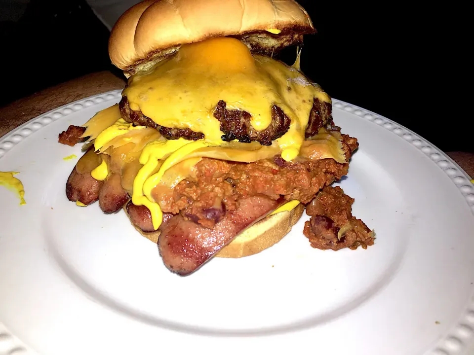 Chili cheese burger/dog. A mans burger. Wish I could drink beer 🍺 would have been epic.|Garthoneさん