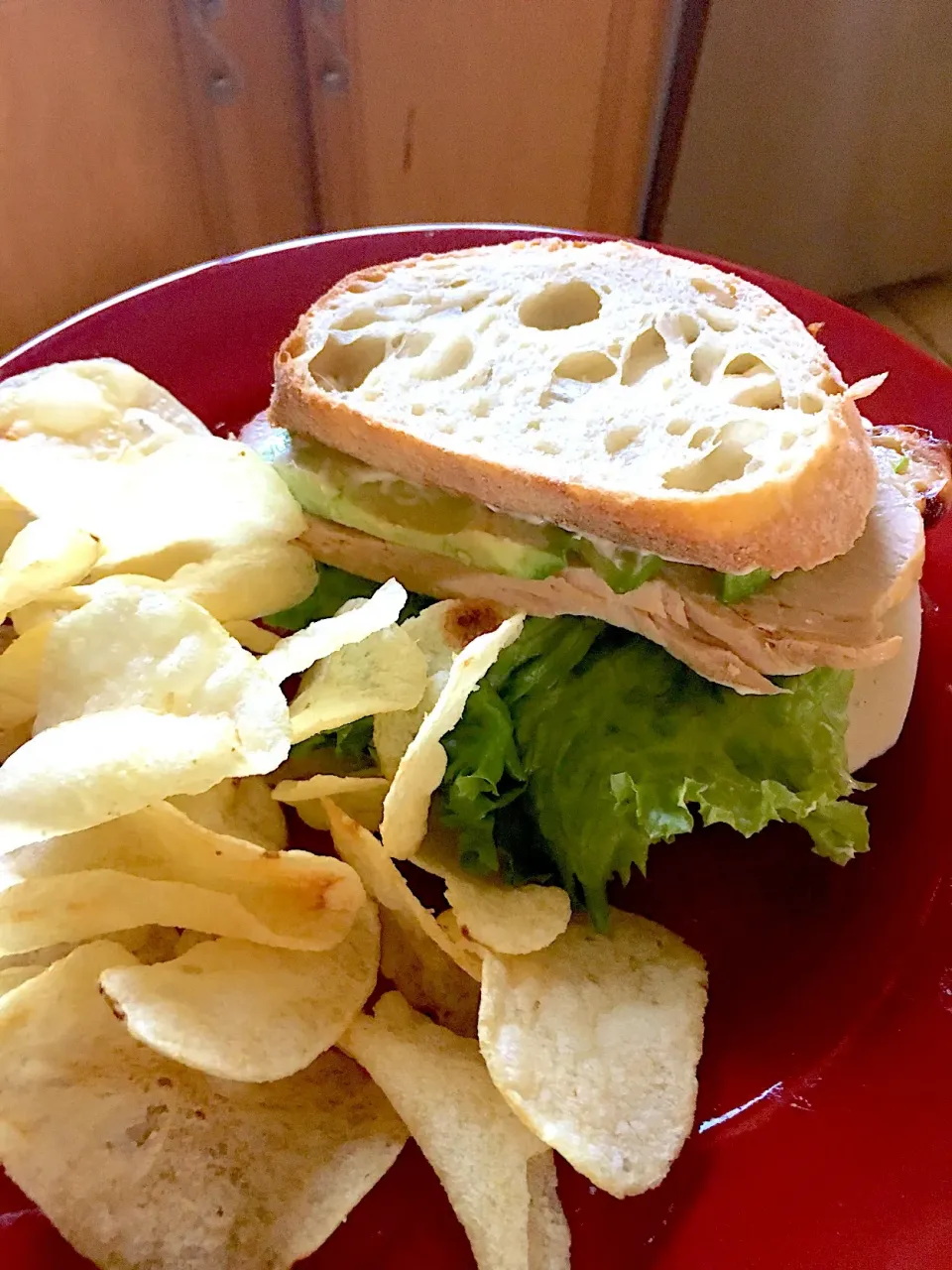 Snapdishの料理写真:Turkey avocado 🥑 on rustic Italian bread 🥖|Garthoneさん