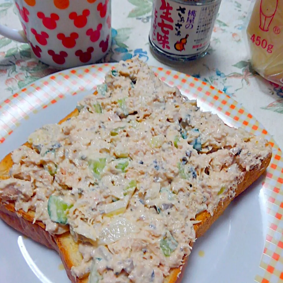 鮭缶玉ねぎ胡瓜のオープンサンド🍞アクセントに生七味|うたかた。さん