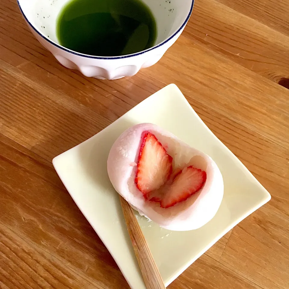 3時のおやつはいちご大福とお抹茶 #お抹茶  #いちご大福|チョコらんさん