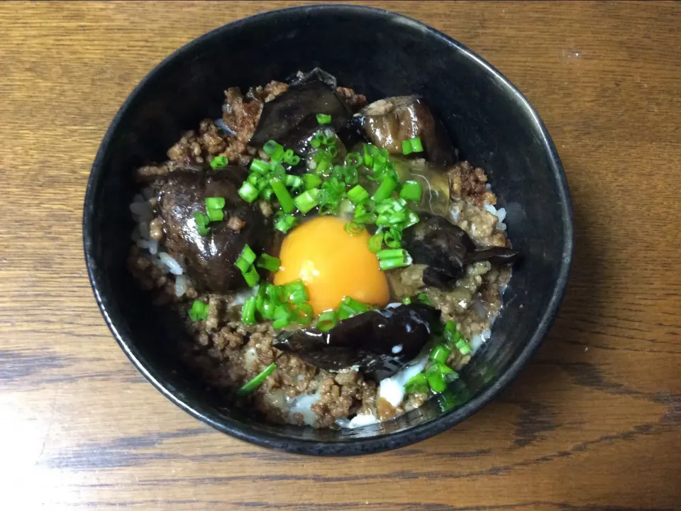 麻婆ナス丼の上に卵🥚を乗っけて、卵かけごはん🍚。 #ヤマサ醤油|Keiko Kawamuraさん