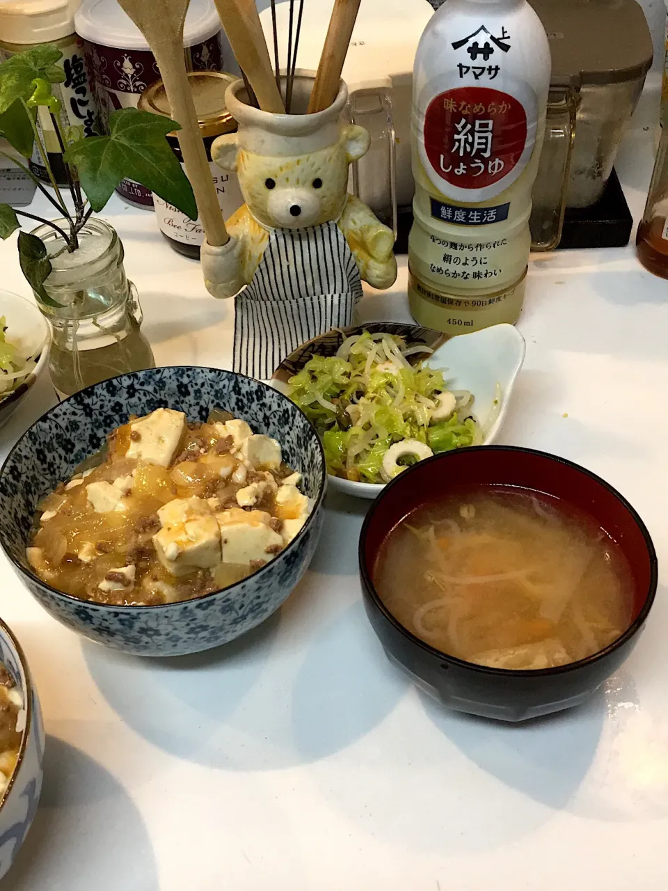 麻婆丼
キャベツとモヤシの韓国海苔あえ
油揚げとニンジン🥕の味噌汁|けもさん