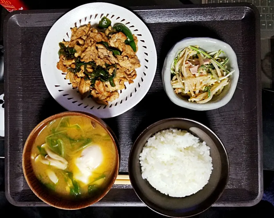 Snapdishの料理写真:今日の晩御飯

 #もとずきっちん
 #豚肉とピーマンの炒め物
 #お味噌汁
 #もやしと水菜のサラダ|やまもとさん