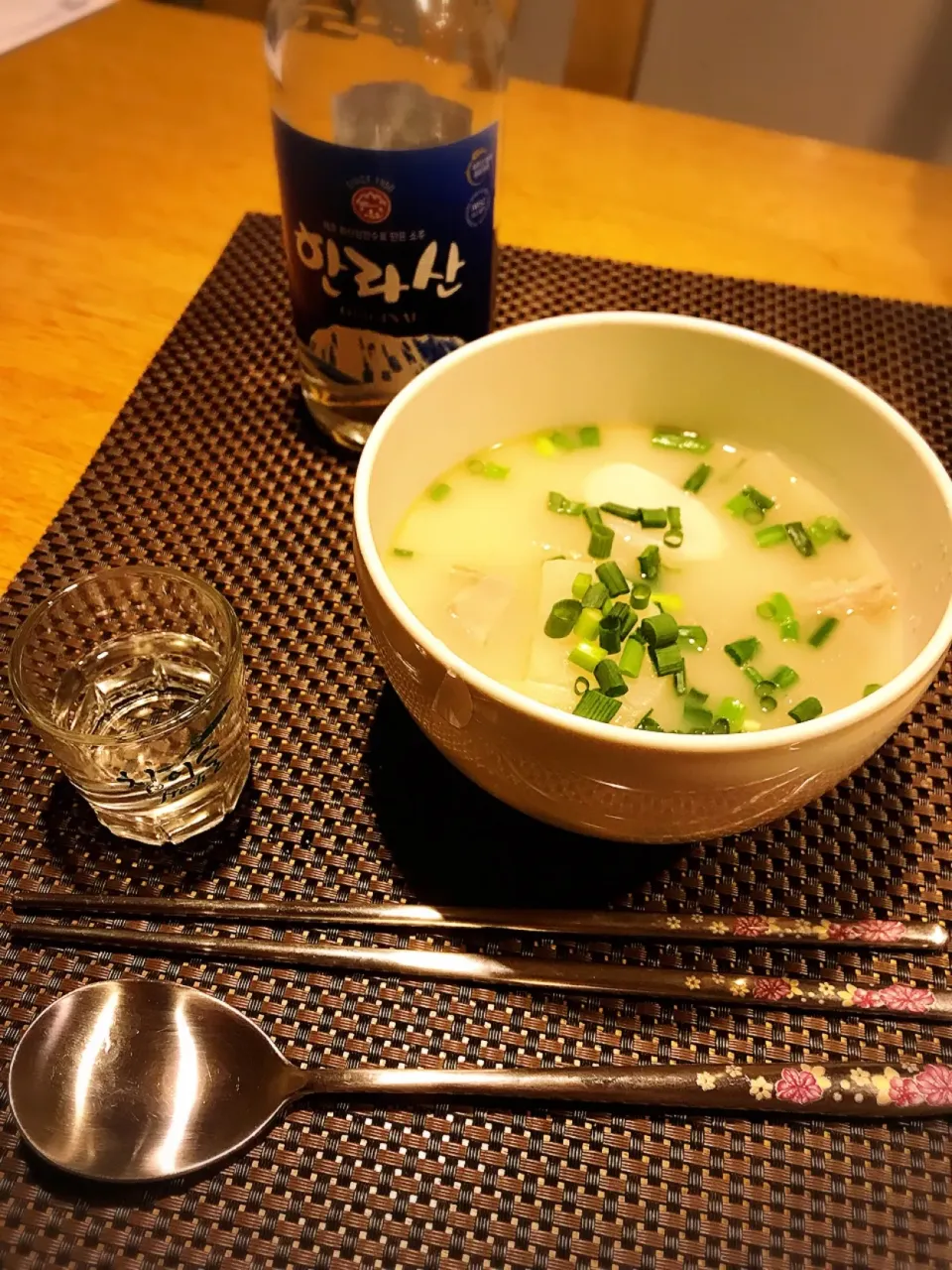 Snapdishの料理写真:今宵の🍺アテ〜〜のコムタンスープ🐮とハンラサン🍶|まんぞーさん