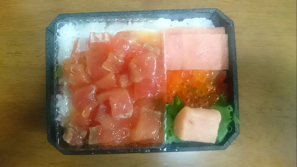 Snapdishの料理写真:鮭のルイベ漬盛り海鮮弁当🍴🍙|kudoさん