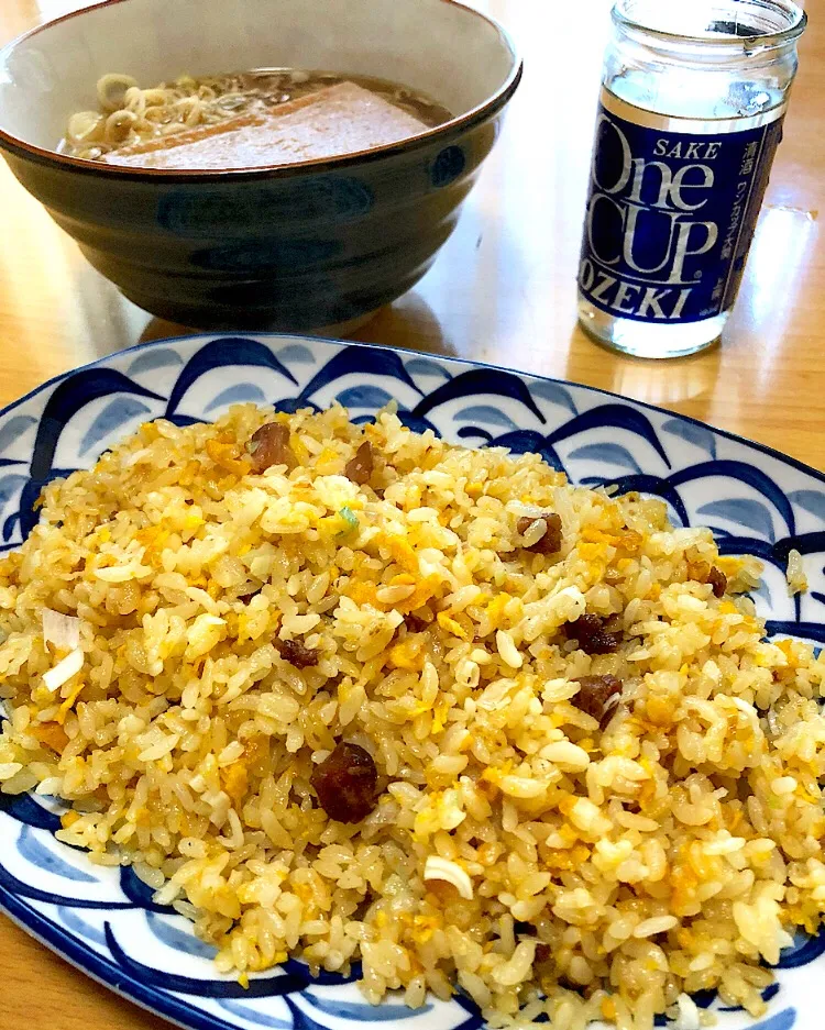 Snapdishの料理写真:雑めし カレーチャーハン きつねそば ワンカップ|ガク魁‼︎男飯さん