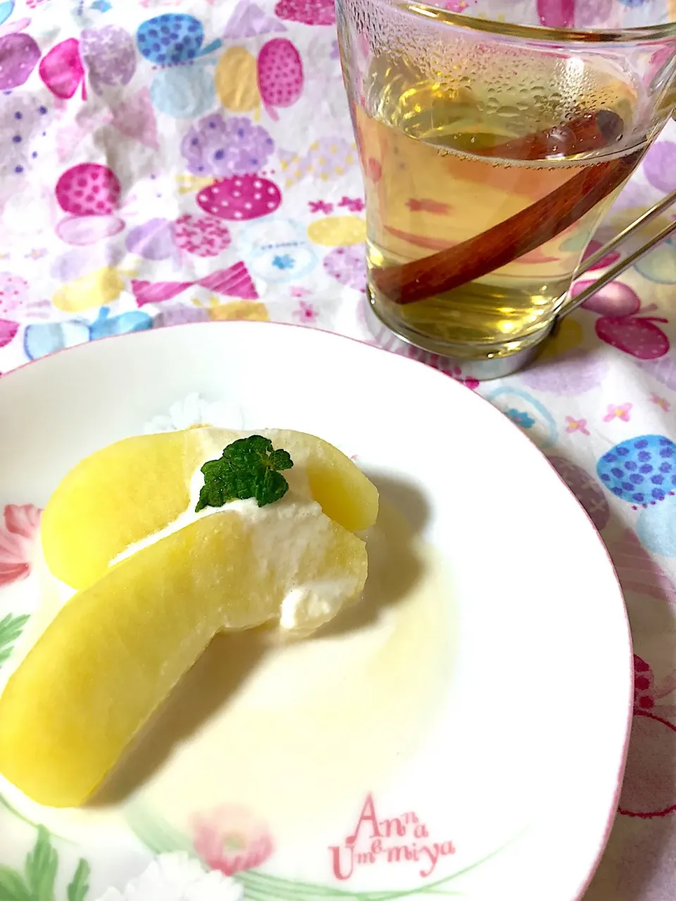 Snapdishの料理写真:白ワインで林檎のコンポート🍎バニラアイス添え
煮汁はホットワインで♪|ゆっきー♪さん