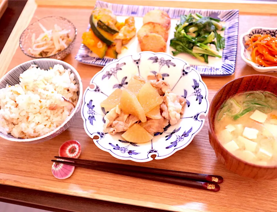 大根と豚肉のオイスターソース煮
生姜の炊き込みご飯
もやしのナムル
カボチャの生姜炒め
山芋のバター醤油炒め
ほうれん草とパンチェッタの炒め物
人参のきんぴら
お味噌汁|NAKATAさん