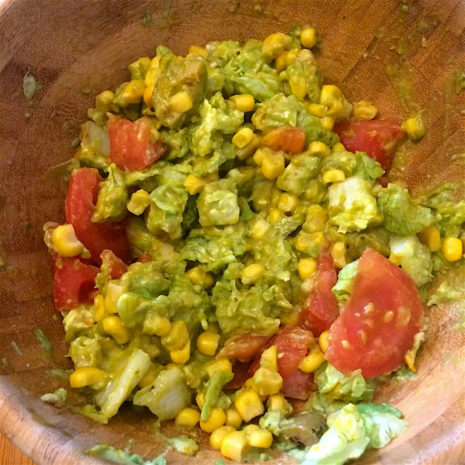 Salad with romaine lettuce, avocado, corn, tomatoes, lemon juice, and salsa 🌽🍅🍋|MissYumYumさん