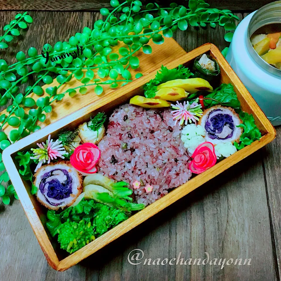 今日のJKお弁当🍱
黒米、紫キャベツの豚肉ロールカツのお弁当|naochandayonnさん