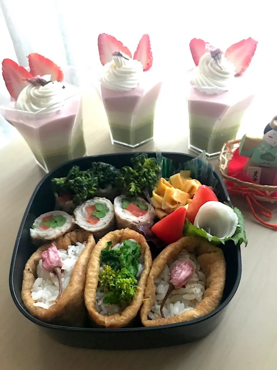 Snapdishの料理写真:今日のお弁当🍱春稲荷と菱餅みたいなムース|とんちんさん