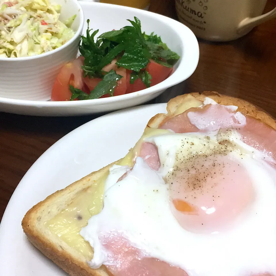 朝ごはん。目玉焼きのっけチーズトースト、トマトと大葉、昨日の残りのキャベツとカニカマのサラダ|星猫さん