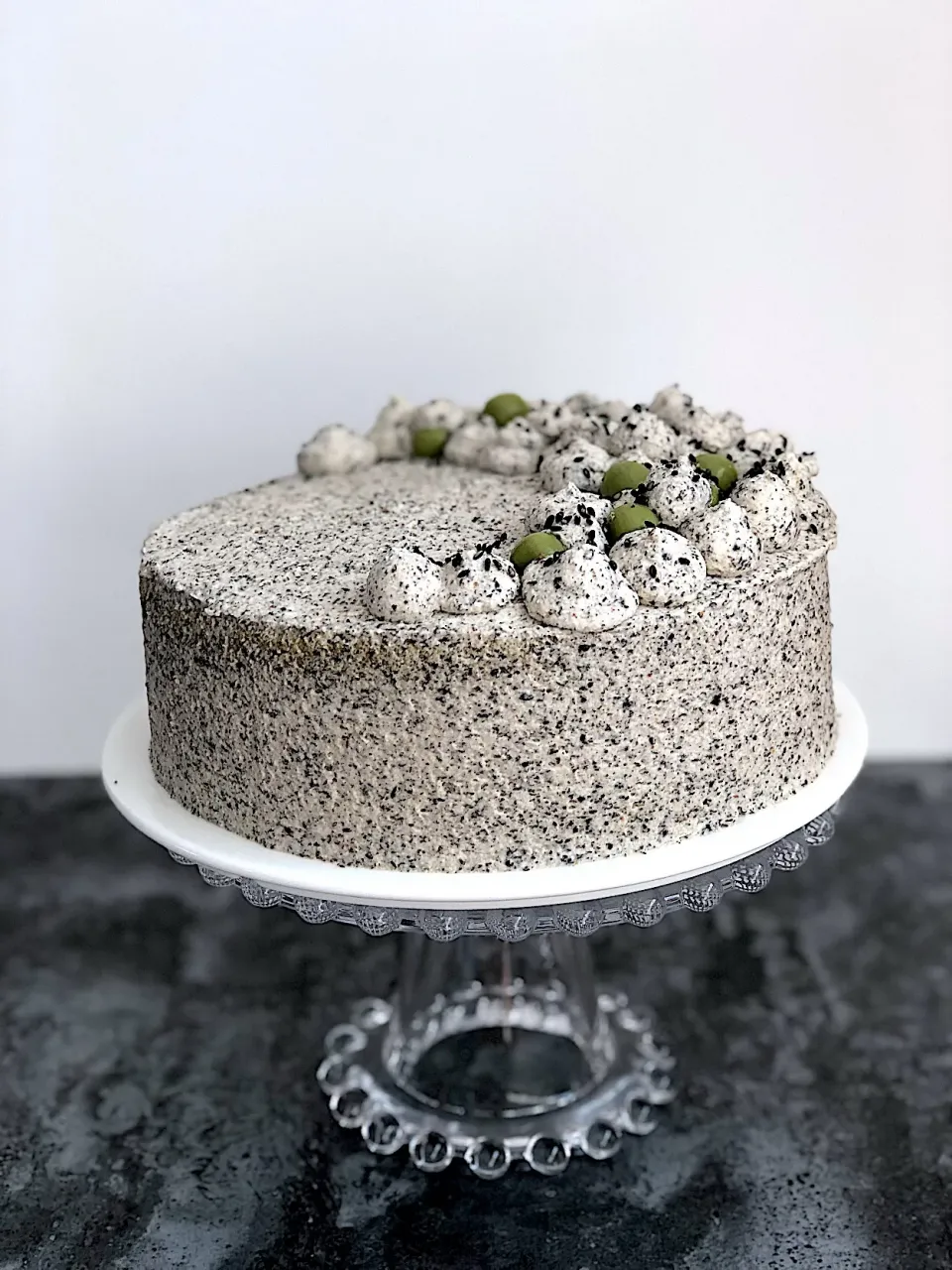 Matcha chiffon, adzuki beans, black sesame frosting|12Dragonさん