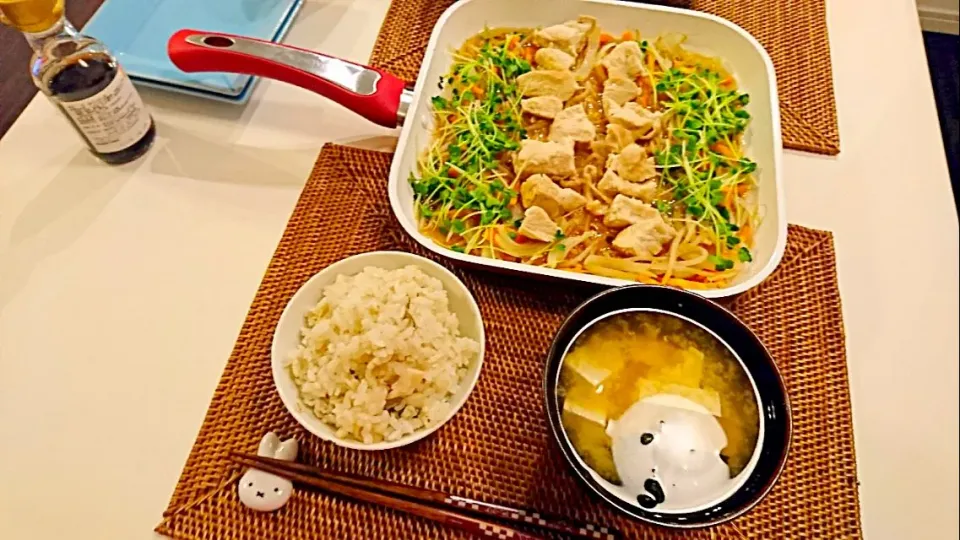 今日の夕食 鶏むね肉と野菜の蒸し煮、エリンギの炊き込みご飯、豆腐とわかめの味噌汁|pinknari🐰🌈さん