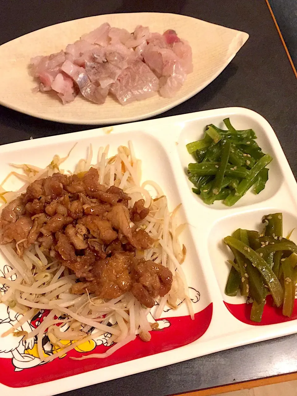 Snapdishの料理写真:カリカリ豚ともやしのネギソース & 茎わかめのきんぴら & 茎わかめのにんにく炒め & イシモチのお刺身|ぺろたんさん