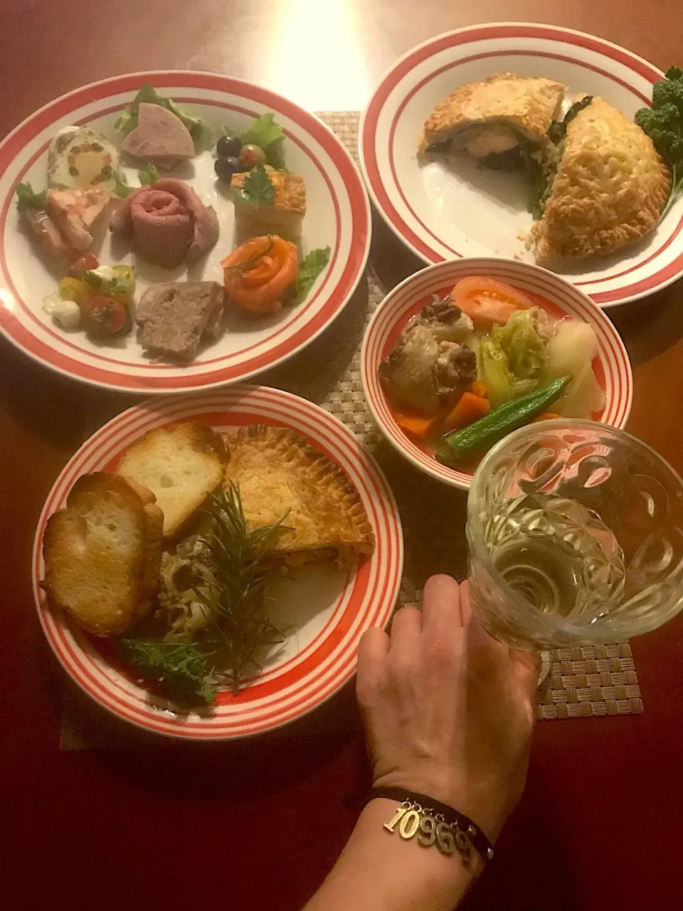 Snapdishの料理写真:Today's French Dinner🍴 ｵｰﾄﾞﾌﾞﾙ･ﾎﾟﾄﾌ･ｻｰﾓﾝのﾊﾟｲ包み･ﾊﾞｹﾞｯﾄ|🌈Ami🍻さん