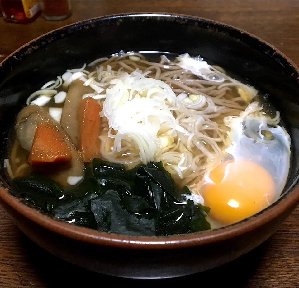 朝ごはん☀️☀️☀️
朝そば（生卵、ワカメ、ごぼうと人参、ネギ）
#朝そば|ぽんたさん