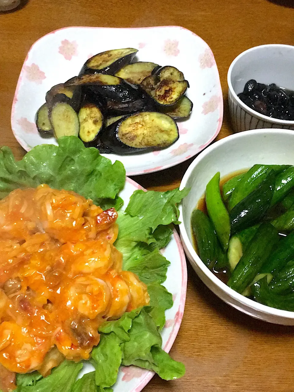 実家で晩ご飯
海老のチリソース(素使用💦)、焼きナス、キュウリの醤油ごま油漬け、黒豆の煮物(お惣菜)、納豆|星猫さん