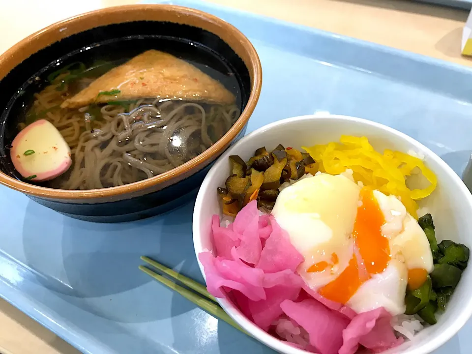 けふの監獄食…もとい、某家電メーカーの蕎麦と漬物丼＋温玉どす。蕎麦は相変わらず箸で団子が全て持ち上がりました。そろそろココもネタ切れだなぁ…|にゃあ（芸名）さん