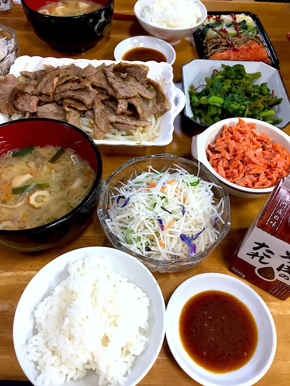 肉の日で焼肉、菜の花の辛子和え、焼き鮭、野菜とキノコとチクワの味噌汁、大根サラダ、ナムル*\(^o^)/*|すかラインさん