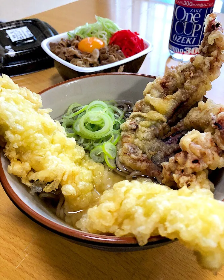 自作、手打ち蕎麦の穴子天とイカゲソ天そば と吉野家の牛丼 スーパーフライデー無料|ガク魁‼︎男飯さん