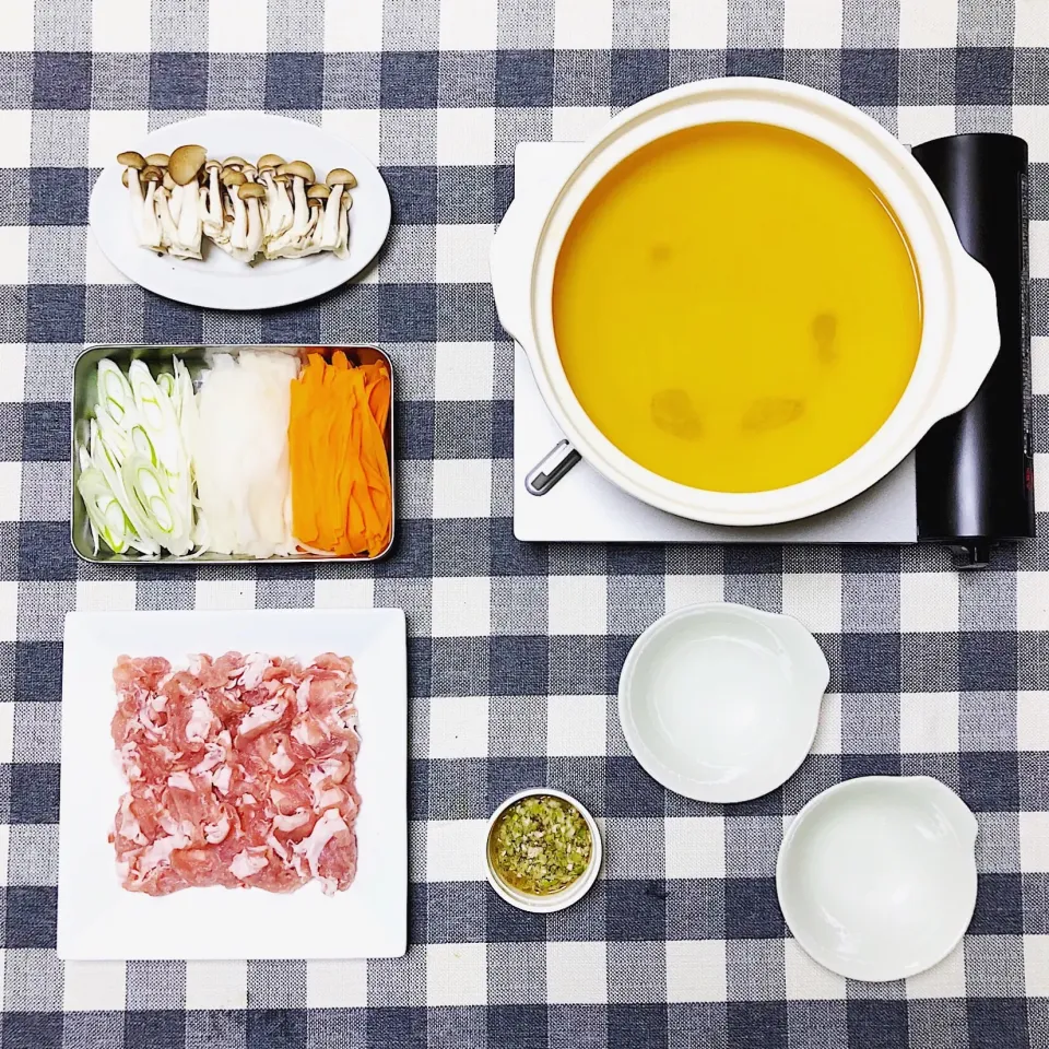 Snapdishの料理写真:Mayさんの料理 野菜どっさり、ねぎ豚しゃぶしゃぶ♡|omoさん