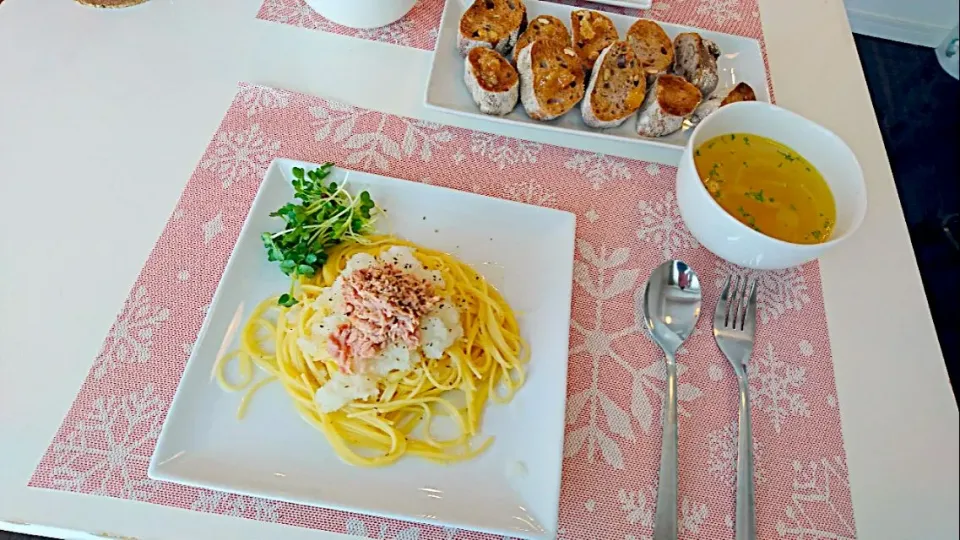 Snapdishの料理写真:今日の昼食 大根おろしとツナの塩麹パスタ、くるみパン、コンソメスープ|pinknari🐰🌈さん