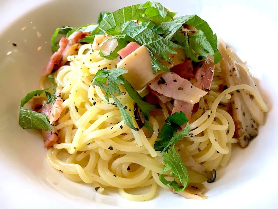 きのことベーコンのバジリコペペロンチーノ🍝|ゆうじ.さん