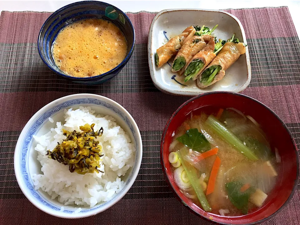 豆苗の肉巻き 具沢山の味噌汁 納豆 高菜漬け|まりとんさん