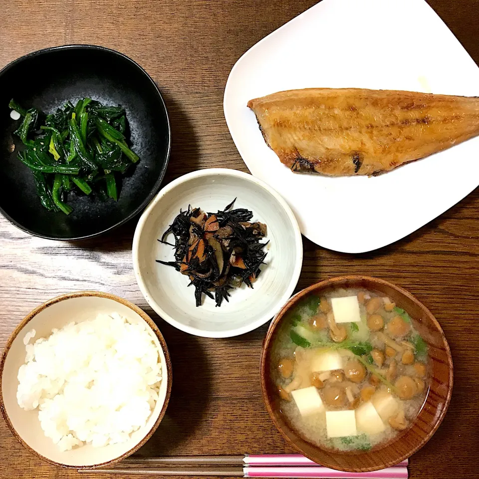 Snapdishの料理写真:#土鍋ごはん #焼き魚 #ひじきの煮物 #ほうれん草の胡麻和え #なめこと豆腐の味噌汁|まきさん