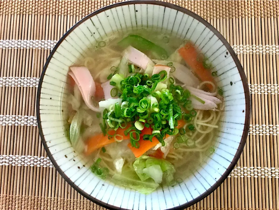 Snapdishの料理写真:今日のお昼は、宮崎鶏塩ラーメン|sono.kさん