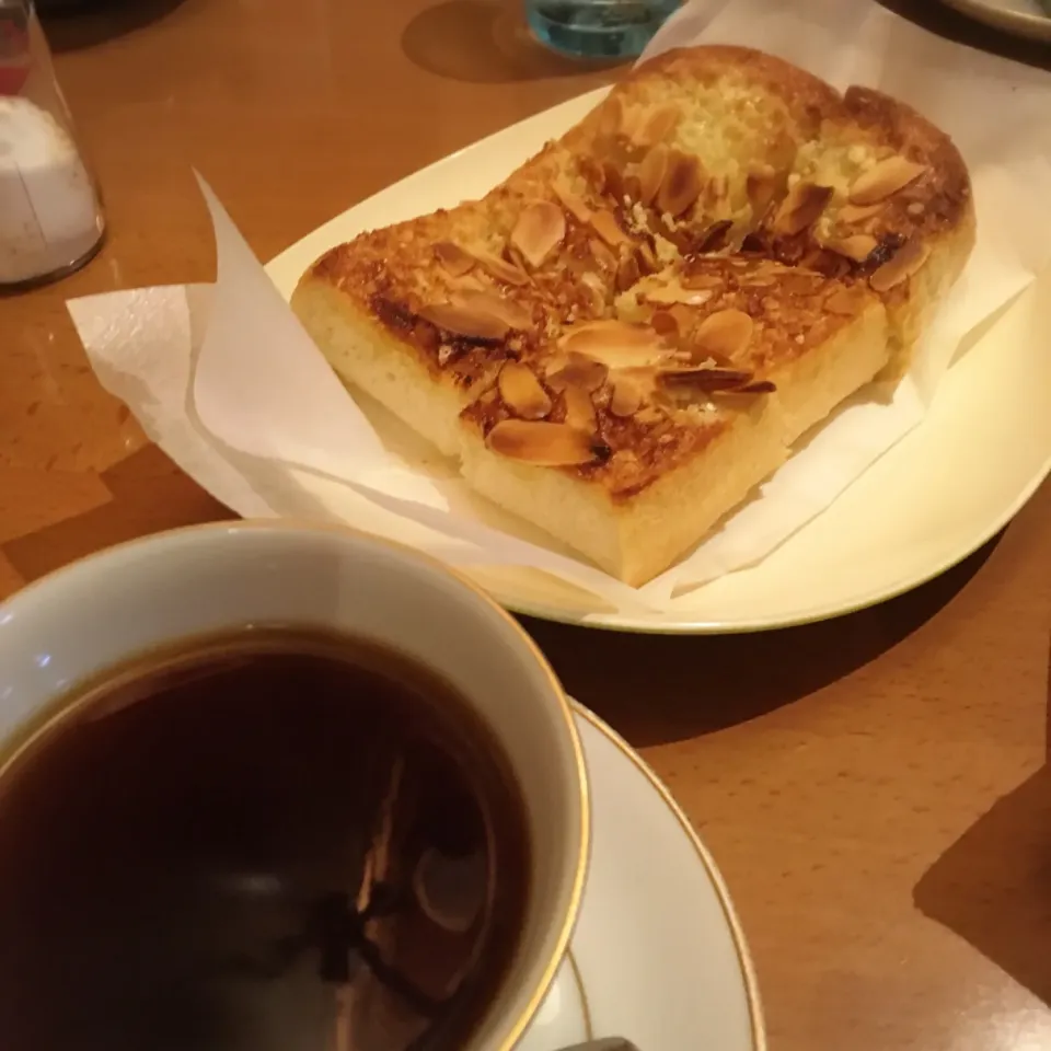 Snapdishの料理写真:アーモンドトースト|美也子さん