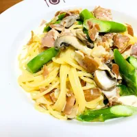 Snapdishの料理写真:生ハムとアスパラときのこのクリームパスタ|ぱむさん