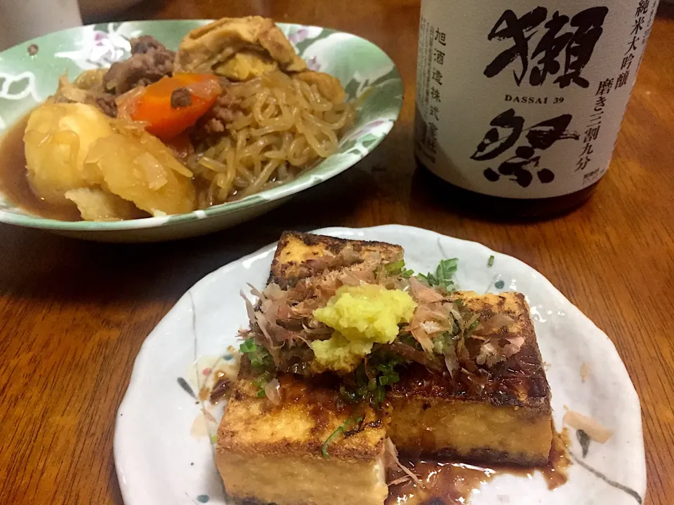 肉じゃが と 焼き厚揚げ で晩酌♪|さんだーさん