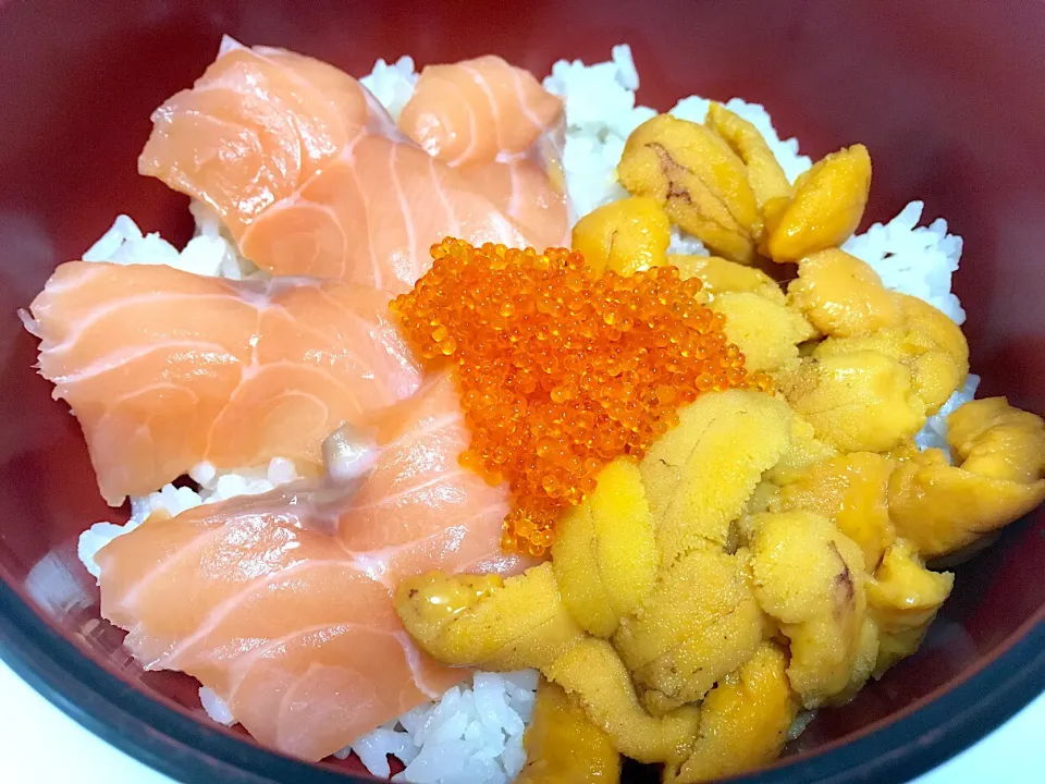 Homemade salmon and uni bowl|Ong Sor Fernさん