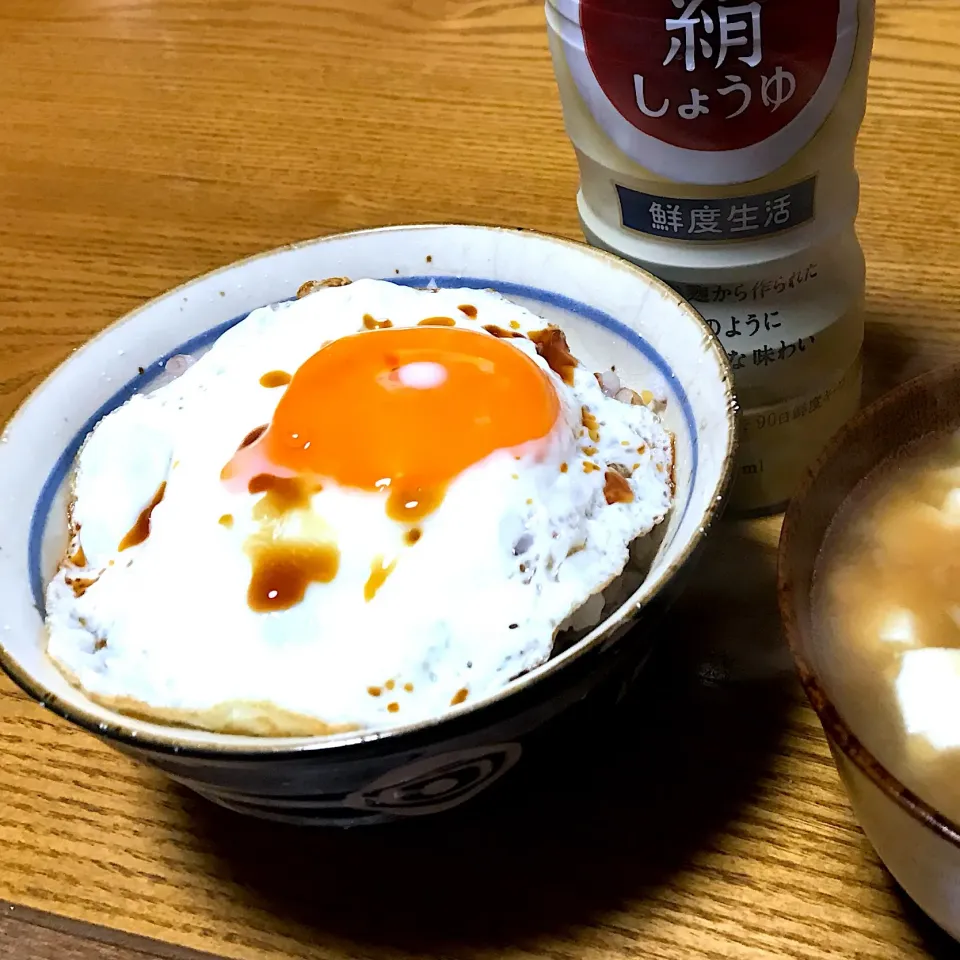 目玉焼きのせごはん🍳🍚|ラー山さん