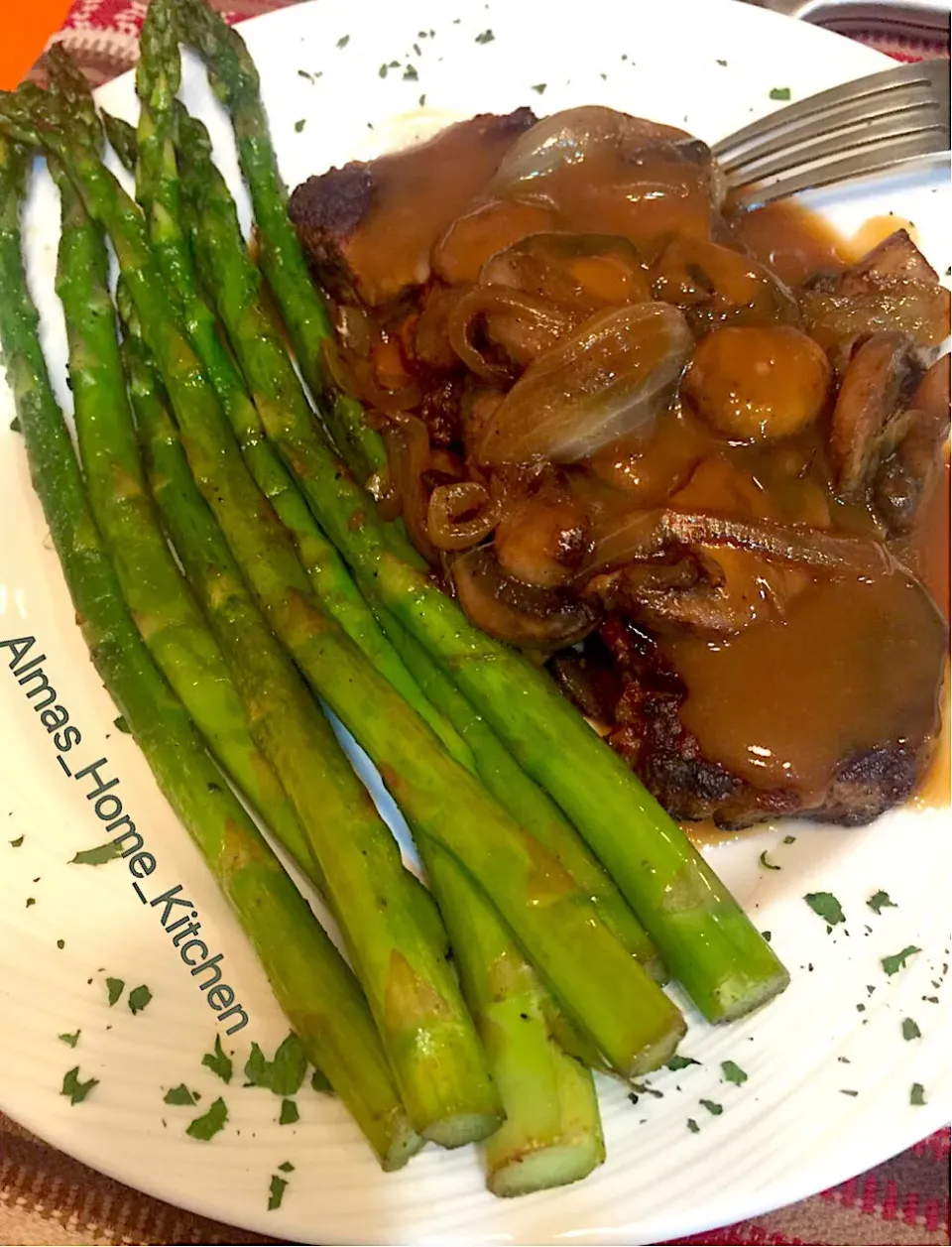 NY Strip Beef Loin with Asparagus, Sautéed Mushrooms and Onions and Brown Gravy.|Alma's Home Kitchenさん