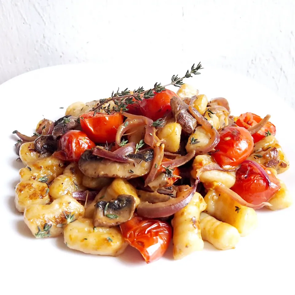 Homemade gnocchi with mushroom, cherry tomatoes & red onion.|Misstyさん