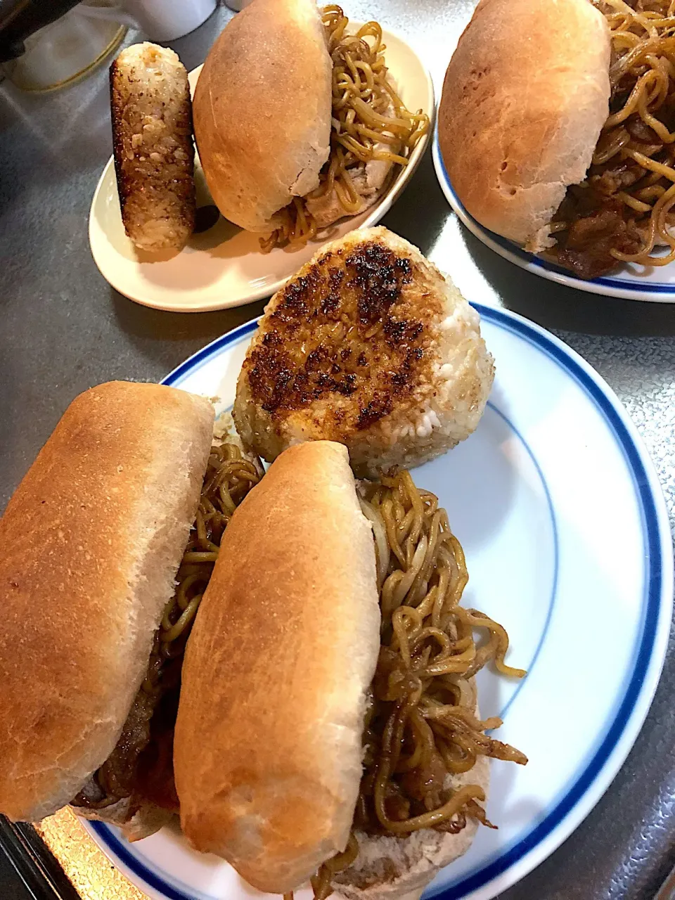 焼きそばパンと焼きおにぎり|たびもかさん