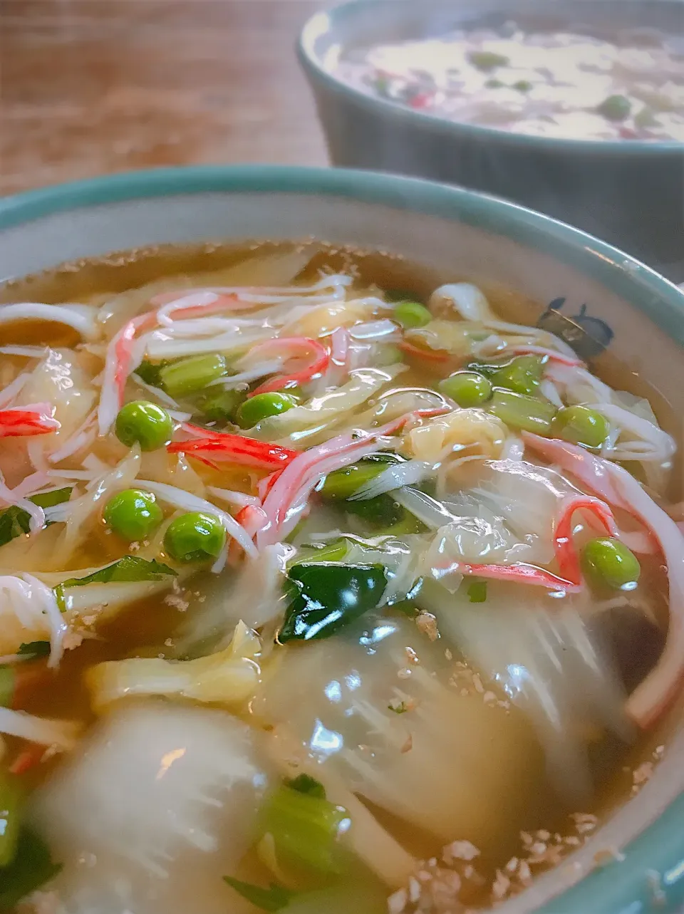 Snapdishの料理写真:休日のお昼ごはん
・餡掛け饂飩
    白菜  カニカマ  蕪の葉  グリーンピース|akiさん