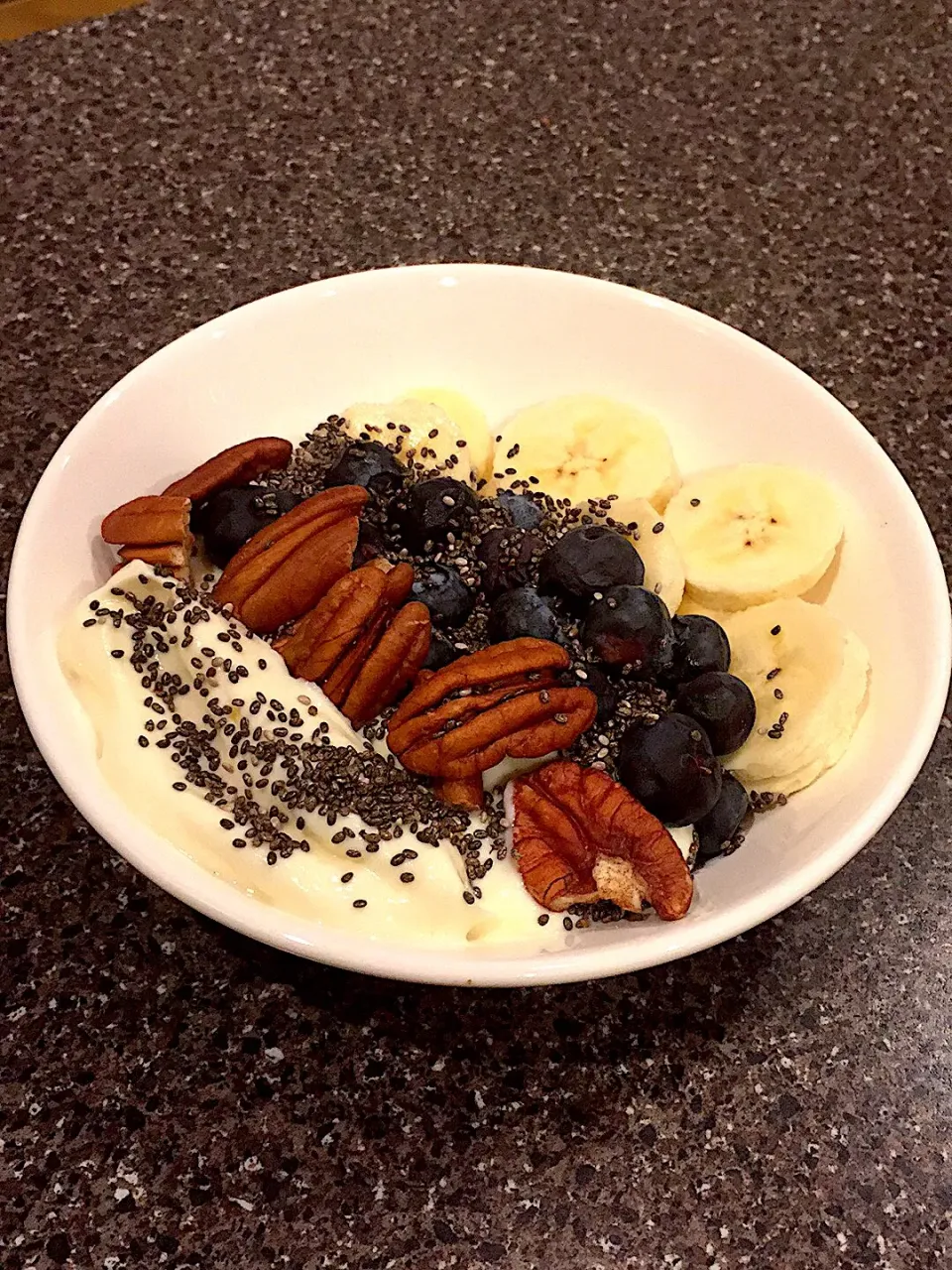 Snack 
Blueberry, banana, pecan, chia seeds, greek yogurt|FitMomDoc19さん