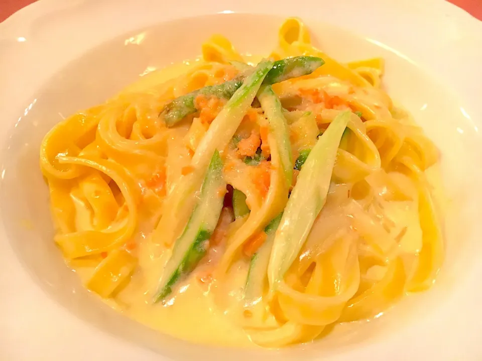 Primo Piatto/パスタ 🇮🇹Fettuccine alla Crema di Salmone e Asparagi verdi/ フェットチーネ　スモークサーモンとアスパラガスのクリームソース|ゆうじ.さん