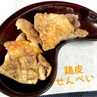 Snapdishの料理写真:鶏皮せんべい🐔 レンチンでパリパリよん😃