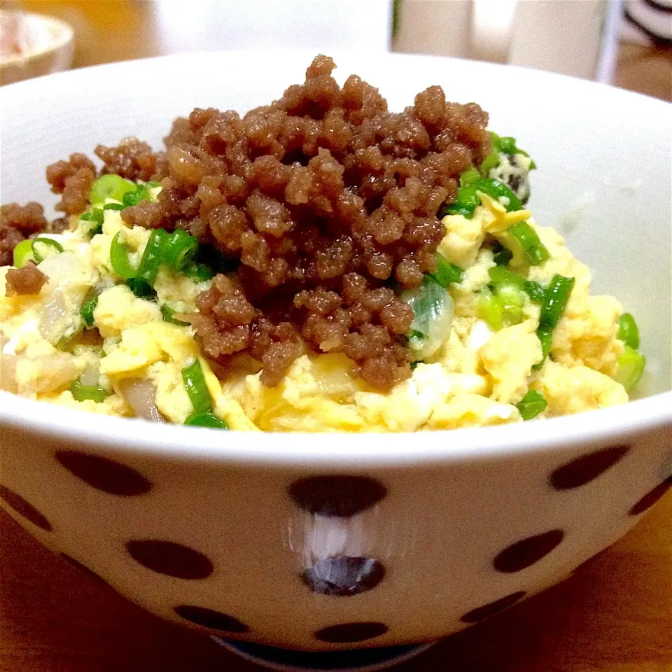 ふわふわ玉子とじに牛そぼろ乗せご飯🍚✨|まいりさん